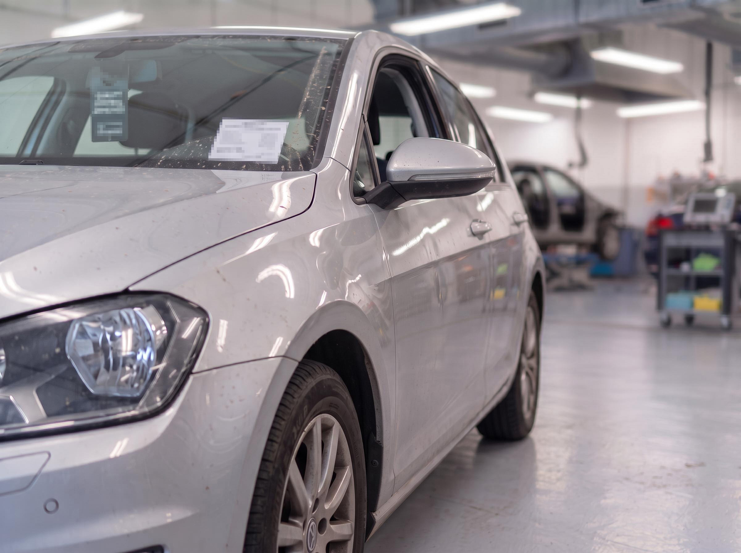VW Golf vor der Reparatur – zwei Dellen in der Fahrertür