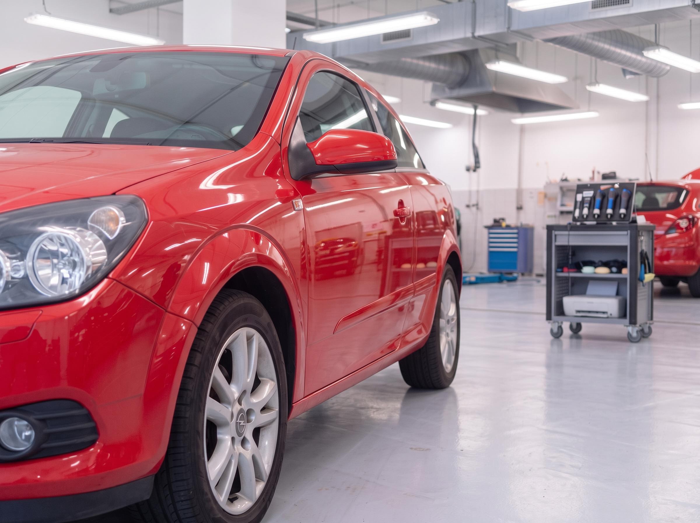 Opel nach der Lackreparatur – Kratzer entfernt, Rot mit vollem Glanz