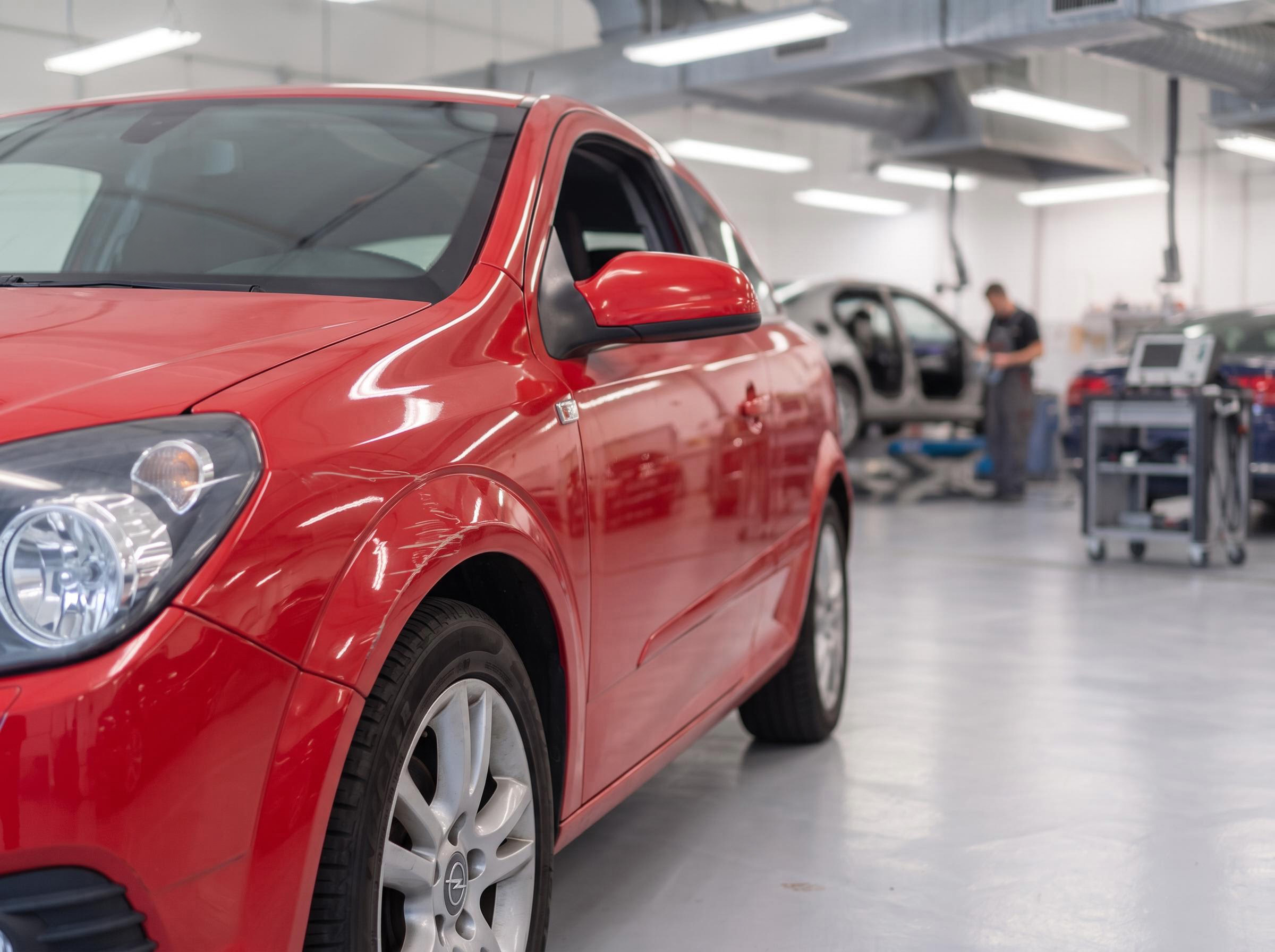 Opel vor der Reparatur – tiefe Kratzer auf Kotflügel und Tür